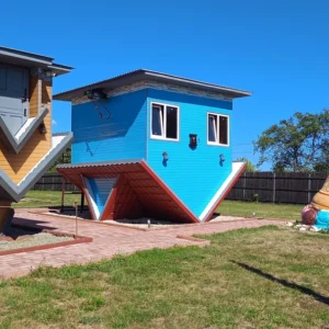 casuta-rasturnata-castelul-vrajitoarelor-si-padurea-colorata-v0-6pqvvn5k52rf1