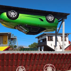 casuta-rasturnata-castelul-vrajitoarelor-si-padurea-colorata-v0-xyw32fdk52rf1